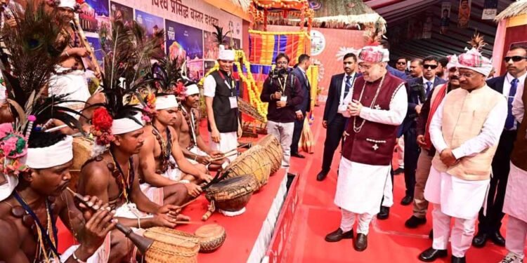 अमित शाह ने देखा बस्तर की जनजातीय विरासत का वैभव, विजेता दलों से मिलकर बढ़ाया उत्साह