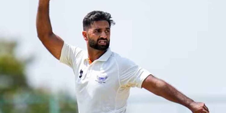 आकिब नबी डार कौन हैं? रणजी ट्रॉफी 2025-26 में ‘प्लेयर ऑफ द सीरीज’ बनकर चमके, IPL में भी कमा चुके करोड़ों