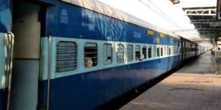 भोपाल एक्सप्रेस में अफरा-तफरी: ट्रेन छूटते ही अनाउंसमेंट—‘बी-2 कोच में आग’, घबराकर कूदे यात्री