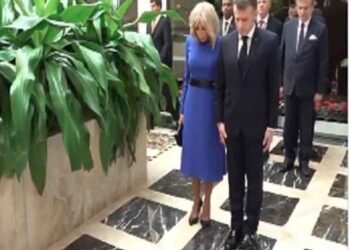 मैक्रों का मुंबई दौरा: 26/11 के शहीदों को श्रद्धांजलि, भावुक हुआ माहौल