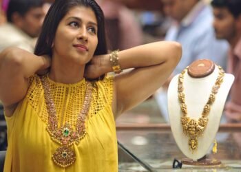 Gold-Silver Price Update: चांदी में बड़ी गिरावट, रिकॉर्ड हाई से ₹1.59 लाख तक लुढ़की