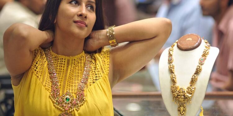 Gold-Silver Price Update: चांदी में बड़ी गिरावट, रिकॉर्ड हाई से ₹1.59 लाख तक लुढ़की