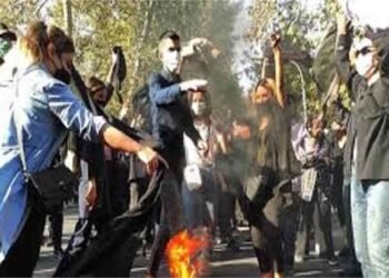 इस्तीफे की मांग से बौखलाई सरकार: सुधारवादी नेताओं पर शिकंजा, नोबेल विजेता नरगिस भी गिरफ्तार