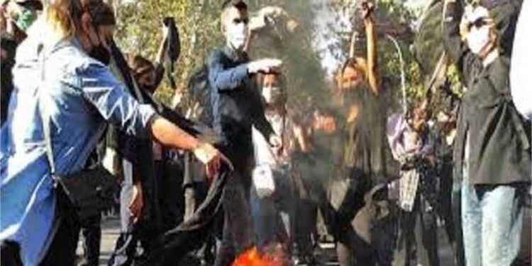 इस्तीफे की मांग से बौखलाई सरकार: सुधारवादी नेताओं पर शिकंजा, नोबेल विजेता नरगिस भी गिरफ्तार