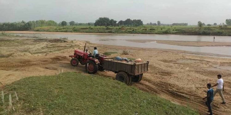 धुम्मा गोडरी नदी में रेत का अवैध खनन, प्रशासन की भूमिका पर उठे सवाल