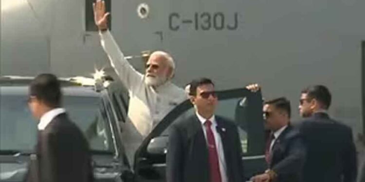 चीन को कड़ा संदेश: सीमा के पास पीएम मोदी का विमान उतरा, आपात लैंडिंग सुविधा का उद्घाटन