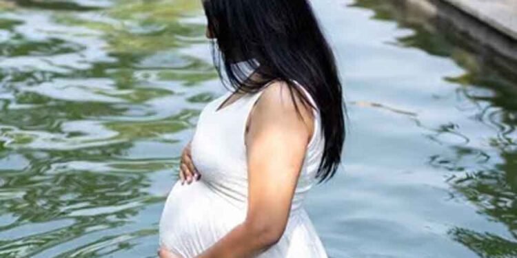 मैटरनिटी फोटोशूट बना मातम: पानी के पूल में गिरा मासूम, दर्दनाक मौत