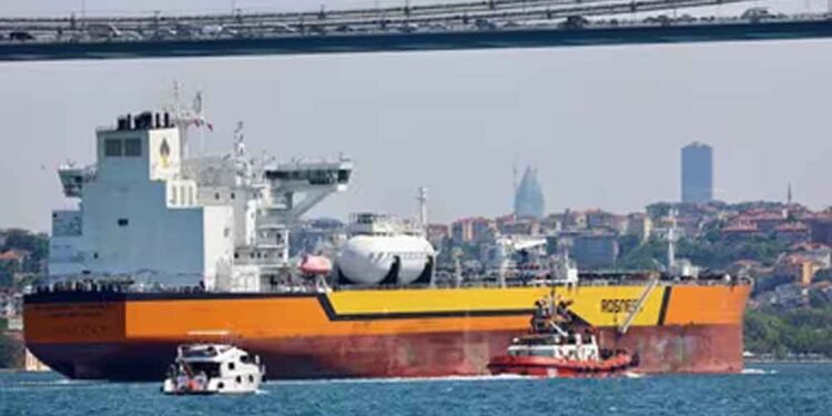 रूसी तेल पर ब्रेक नहीं! कंपनियों ने मांगी मोहलत, क्या भारत ढीला करेगा रुख?