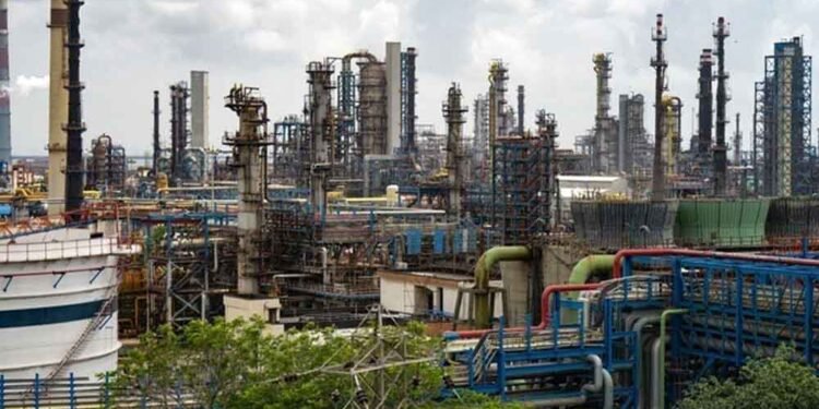 रूस से तेल आयात घटाएगा भारत? ट्रेड डील के बाद कंपनियों ने बदला रुख