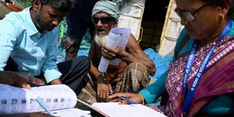 पिता से छोटा बेटा और 6 संतानों का रिकॉर्ड: 7 लाख मतदाताओं में मिली हैरान कर देने वाली गड़बड़ियाँ!