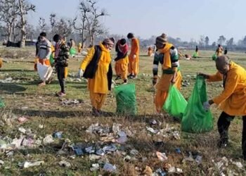 शांतिकुंज का कदम: हरिद्वार पंतद्वीप में जुटे साधक, बड़े पैमाने पर सफाई अभियान