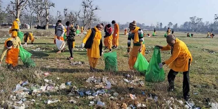 शांतिकुंज का कदम: हरिद्वार पंतद्वीप में जुटे साधक, बड़े पैमाने पर सफाई अभियान