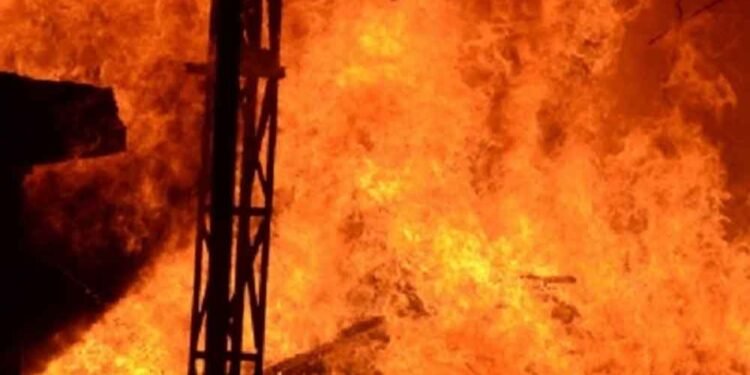 टॉलीगंज में लग्जरी रेजिडेंशियल बिल्डिंग में भीषण आग, सड़क पर आए फिल्मी सितारे