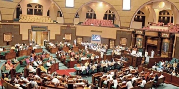 मप्र विधानसभा सत्र शुरू: इंदौर मौतों पर कांग्रेस ने किया प्रदर्शन, हंगामे के बीच पेश होगा अनुपूरक बजट