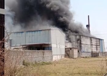 राइस मिल में लगी भीषण आग, काबू पाने में जुटी फायर ब्रिगेड और स्थानीय लोग