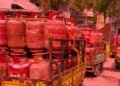 हर घर में दो सिलेंडर! डेढ़ करोड़ घरों में PNG कनेक्शन, जानें देश में कुल LPG सिलेंडर की संख्या