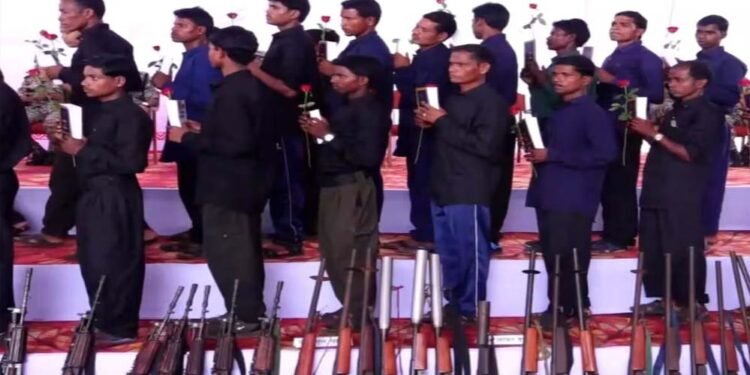 छत्तीसगढ़ में 106 नक्सली सरेंडर, सिर पर 3.95 करोड़ रुपए का इनाम था