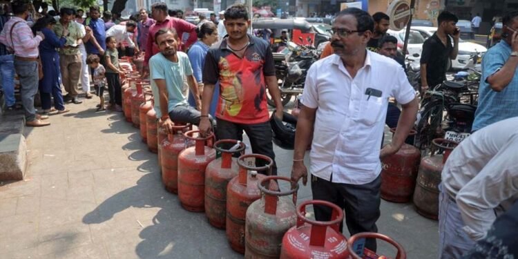 एमपी में LPG संकट: रायसेन में सिलेंडर लेकर चक्काजाम, बुकिंग सर्वर ठप, 7-8 दिन में भी सप्लाई नहीं