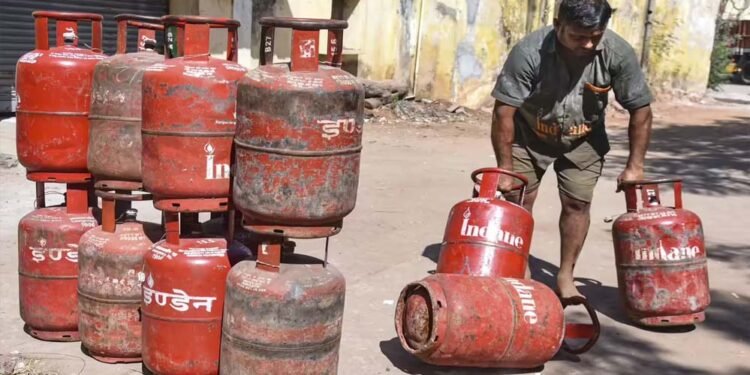 मंडीदीप में एलपीजी एजेंसी पर प्रशासन का छापा, 200 से ज़्यादा सिलेंडर ज़ब्त, जबलपुर में हॉकरों के घर पुलिस का छापा