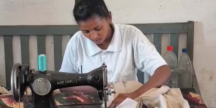 आत्मसमर्पित नक्सली डेढ़ महीने से सीख रहे सिलाई और ड्राइविंग, बालाघाट पुलिस की पहल से 14 परिवारों को मिली सरकारी नौकरी