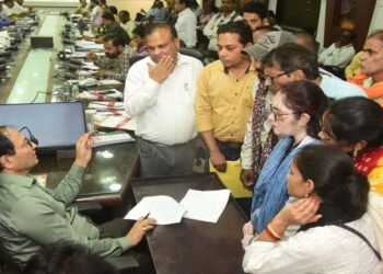 कलेक्टर ने जनदर्शन में सुनी आमजनों की समस्याएं, अधिकारियों को दिए त्वरित कार्यवाही के निर्देश