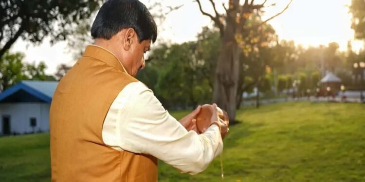 सीएम ने सूर्य को अर्घ्य अर्पित कर की दिन की शुरुआत, प्रदेशभर में मनाए गए भव्य आयोजन