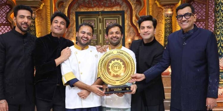 मास्टरशेफ इंडिया सीजन 9 के विजेता बने नागपुर के ‘गांधे ब्रदर्स’, अजिंक्य-विक्रम ने जीती ट्रॉफी और ₹25 लाख