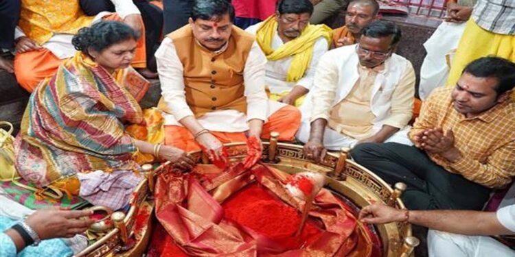 मुख्यमंत्री डॉ. यादव ने सपत्नीक अंगारेश्वर महादेव का पूजन-दर्शन कर अभिषेक किया