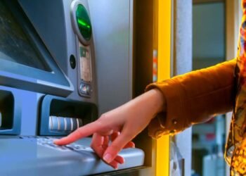 ATM Rule Change: 1 अप्रैल से ATM से पैसे निकालना होगा महंगा, बदल रहे हैं ये अहम नियम