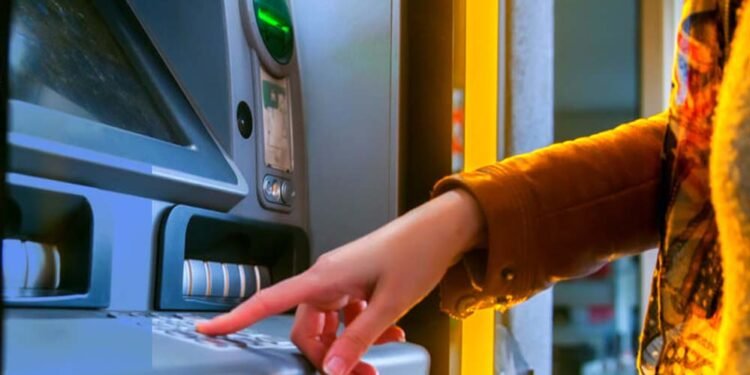 ATM Rule Change: 1 अप्रैल से ATM से पैसे निकालना होगा महंगा, बदल रहे हैं ये अहम नियम