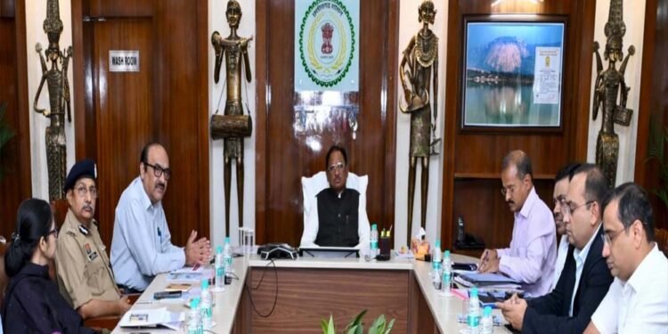 मुख्यमंत्री विष्णु देव साय कमिश्नर, आईजी और जिला कलेक्टरों के साथ वीडियो कॉन्फ्रेंसिंग के माध्यम से कर रहे हैं बड़ी बैठक