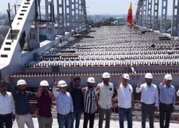 इंदौर के चौराहे पर 23 मीटर ऊंचाई पर लटका 400 टन का लोहा, इंजीनियरिंग का अजूबा