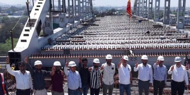 इंदौर के चौराहे पर 23 मीटर ऊंचाई पर लटका 400 टन का लोहा, इंजीनियरिंग का अजूबा