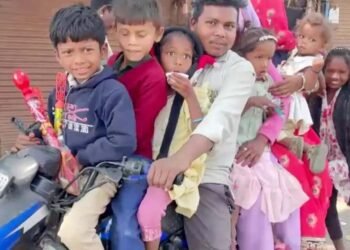 9 सवारियां, 1 बाइक: जान जोखिम में डालकर मौत का सफर, वीडियो देख चकराया पुलिस का माथा