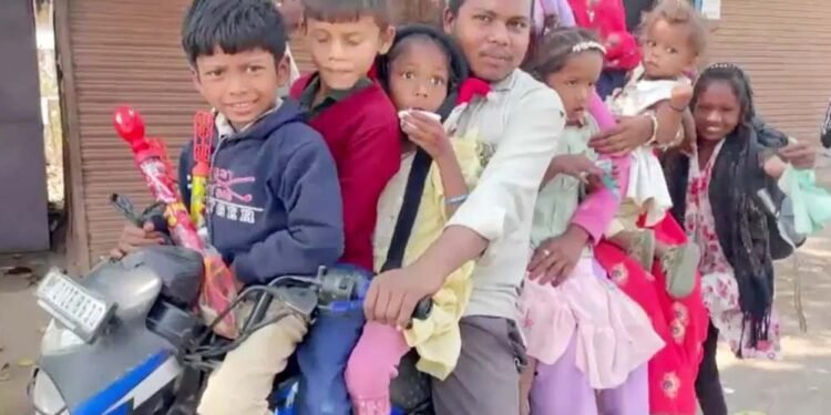 9 सवारियां, 1 बाइक: जान जोखिम में डालकर मौत का सफर, वीडियो देख चकराया पुलिस का माथा