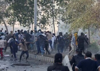 पाकिस्तानी प्रदर्शनकारियों ने अमेरिकी दूतावास पर किया हमला, मौतों की संख्या 23 तक पहुंची