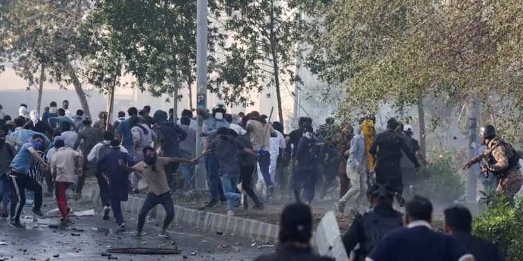 पाकिस्तानी प्रदर्शनकारियों ने अमेरिकी दूतावास पर किया हमला, मौतों की संख्या 23 तक पहुंची