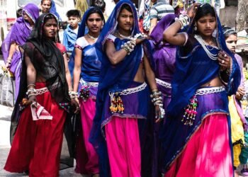 भगोरिया मेले में रील बनाने की होड़, किसी के फॉलोअर्स बढ़े 3000, ₹500 में मिल रही ‘इंस्टेंट एडिटिंग’ सर्विस