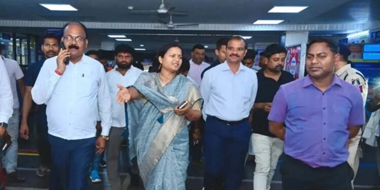 सूरजपुर में इलाज में लापरवाही पर भड़कीं लक्ष्मी राजवाड़े: गर्भस्थ शिशु की मौत के बाद भी इलाज न मिलने पर जताई नाराजगी