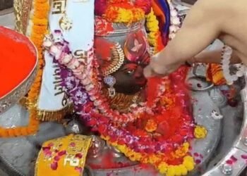 महाकाल की नगरी में अबीर-गुलाल की धूम, पंडे-पुजारियों ने भक्तों के साथ मनाया उत्सव