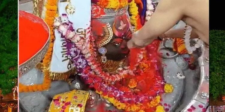 महाकाल की नगरी में अबीर-गुलाल की धूम, पंडे-पुजारियों ने भक्तों के साथ मनाया उत्सव