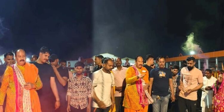 कुबेरेश्वर धाम में पं. प्रदीप मिश्रा ने किया होलिका दहन, शहरभर में सौ से अधिक होलिकाओं का जलना