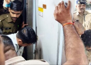 चलती ट्रेन के वॉशरूम में जज की पत्नी की मौत, स्टेशन पर पति का इंतजार, मोबाइल लोकेशन से ट्रेन रोकी