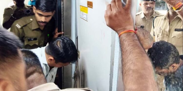 चलती ट्रेन के वॉशरूम में जज की पत्नी की मौत, स्टेशन पर पति का इंतजार, मोबाइल लोकेशन से ट्रेन रोकी