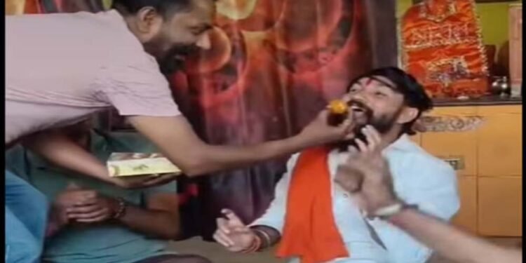 बिलासपुर में खामेनेई की मौत पर जश्न, मिठाइयां बांटी; हिंदू संगठन नेता ने कहा- मातम मनाने वालों को ईरान भेजो