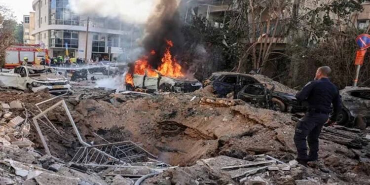 अबू धाबी पर ईरान का मिसाइल हमला, मलबा गिरने से भारतीय नागरिक की मौत