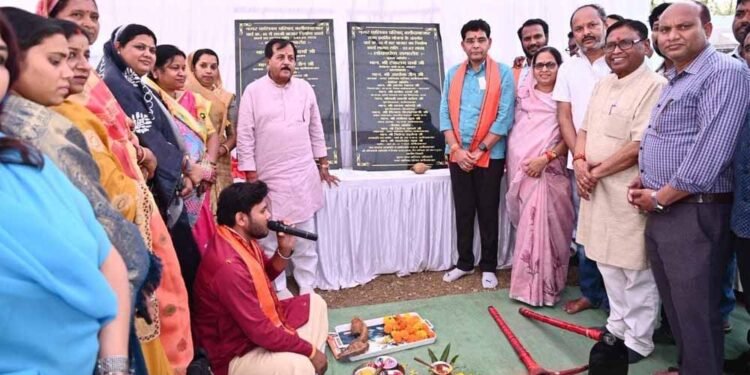 बलौदाबाजार को मिली विकास की नई सौगात : राजस्व मंत्री टंक राम वर्मा ने 32 लाख रुपए से बने हाट बाजार का का किया लोकार्पण