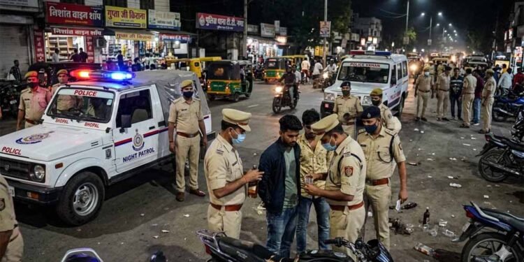 भोपाल में सख्ती: सड़कों पर शराब पीने वालों पर कार्रवाई, 7 थानों ने चलाया अभियान