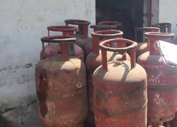 बिलासपुर में गैस की कालाबाजारी का भंडाफोड़, कोनी के अवैध रिफिलिंग सेंटर पर छापा; 55 सिलेंडर जब्त