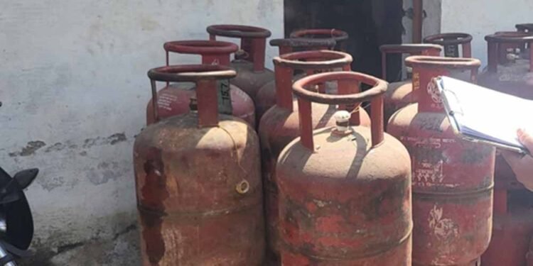 बिलासपुर में गैस की कालाबाजारी का भंडाफोड़, कोनी के अवैध रिफिलिंग सेंटर पर छापा; 55 सिलेंडर जब्त